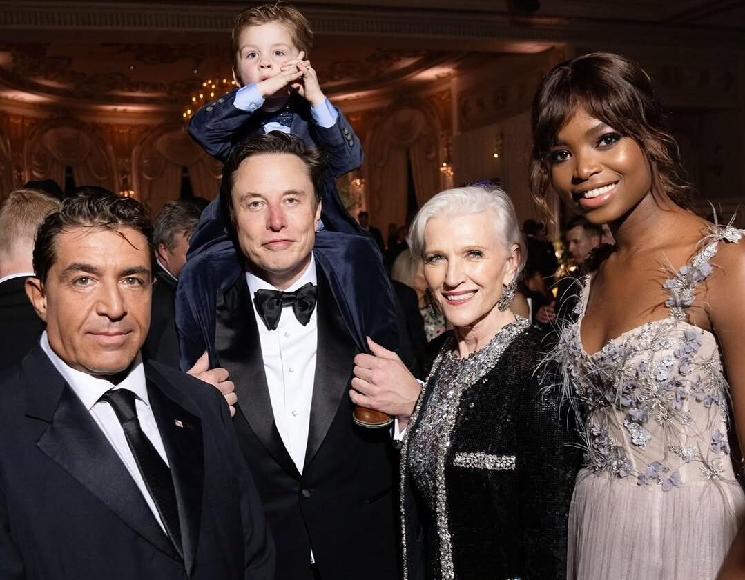 MARIA BORGES PRESTIGIA EVENTO REALIZADO POR DONALD TRUMP E POSA AO LADO DE FIGURAS RENOMADAS.